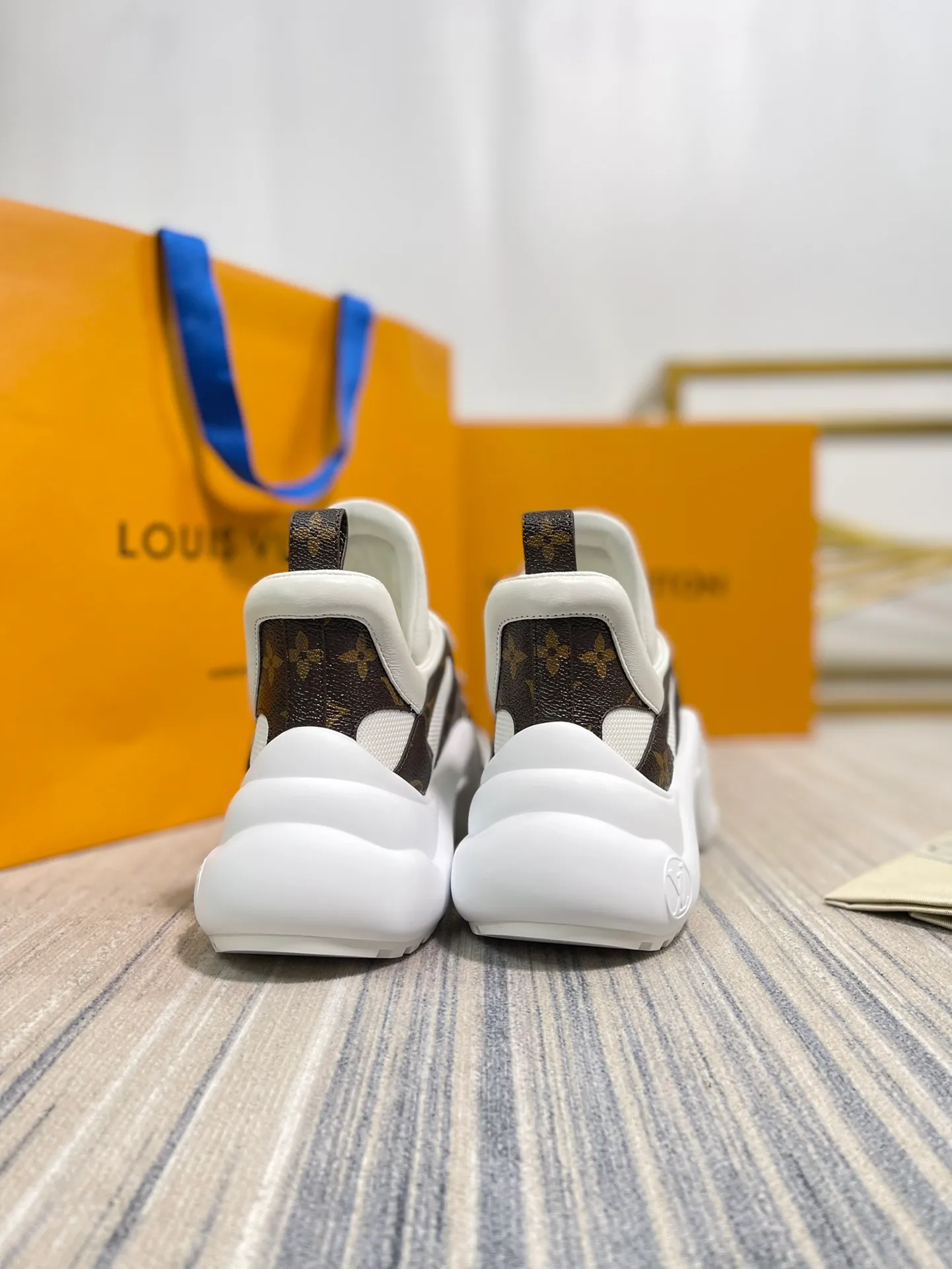👟👟Ex-factory price pP720💯💯Women's shoes, women's clothing Louis Vuitton 2022ss LV's new Archlight series new color matching dad shoes. The boss ordered three pairs of yb shoes at the first time. The counters are not on sale. We are definitely the first to get the genuine products developed by the entire network. The material of each color matching is exclusively customized from the original version, which is consistent with the authentic product. The sole is YB molded high-elastic foam sole. The mold fee is as high as tens of thousands. The upper is made of high-tech fabric to create a soft and elastic upper. The materials and methods are consistent with YB. 35-40 (40.41 can be customized without return or exchange)